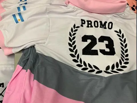 Prendas de egresados Promo 23 en blanco, gris y rosa