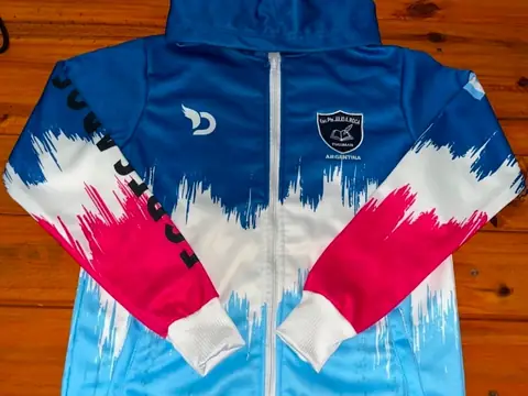 Campera con capucha sublimada en azul, blanco, rosa y celeste