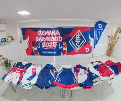 Prendas de la Semana de la Escuela Sarmiento exhibidas en nuestro local