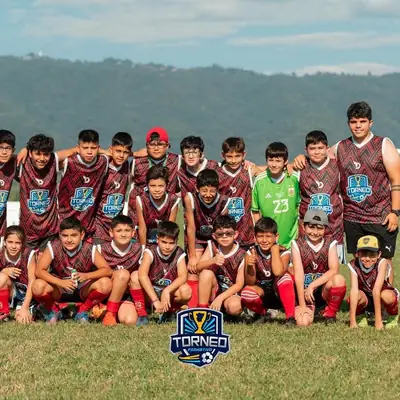 Equipo del Torneo Formativo Tucumán posando en la cancha con camisetas bordó
