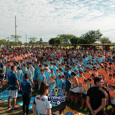 Cientos de chicos del Torneo Formativo Tucumán vestidos con camisetas de colores